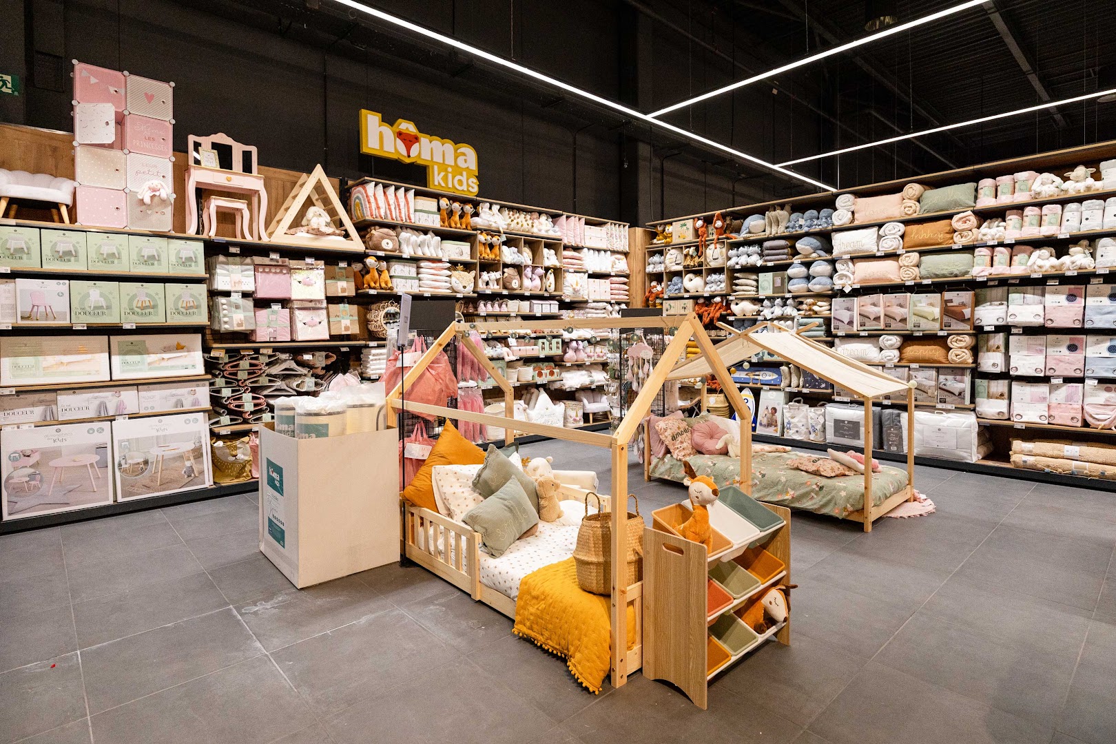 hôma: clear, professional shop interior display