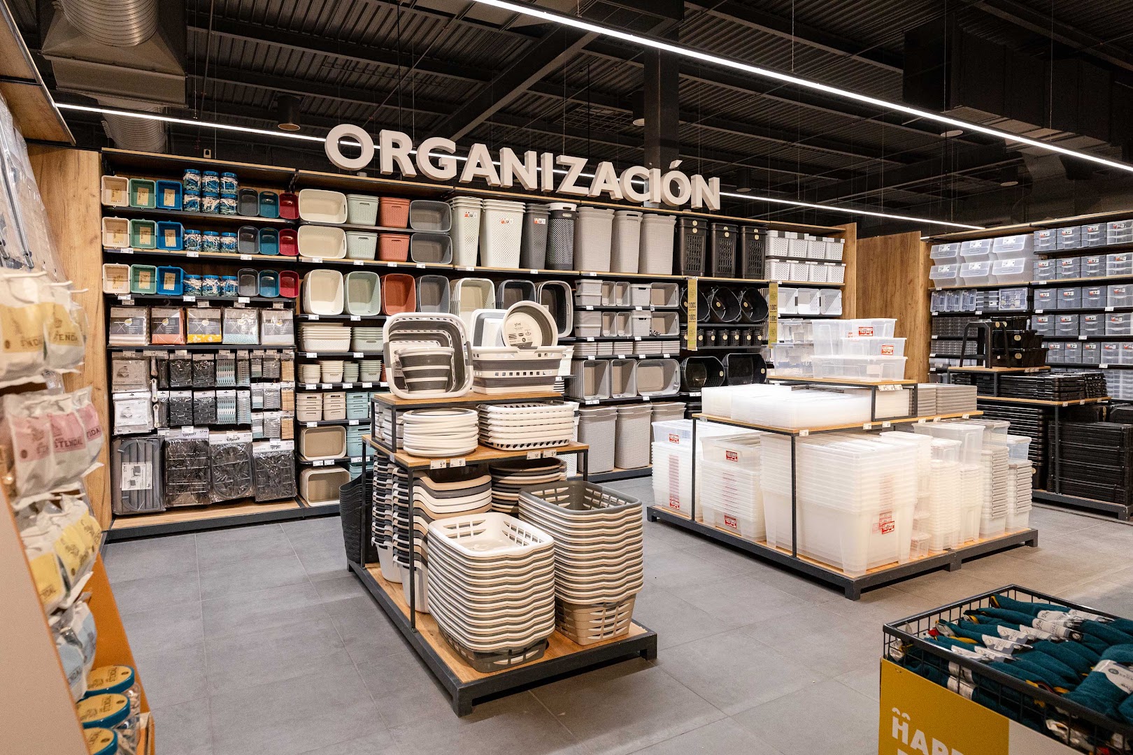 hôma: clear display of shop products