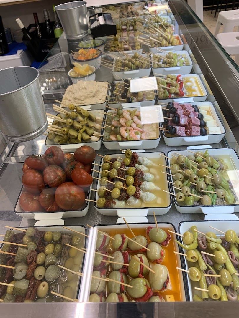 La Kioska: appetizing display of bar snacks