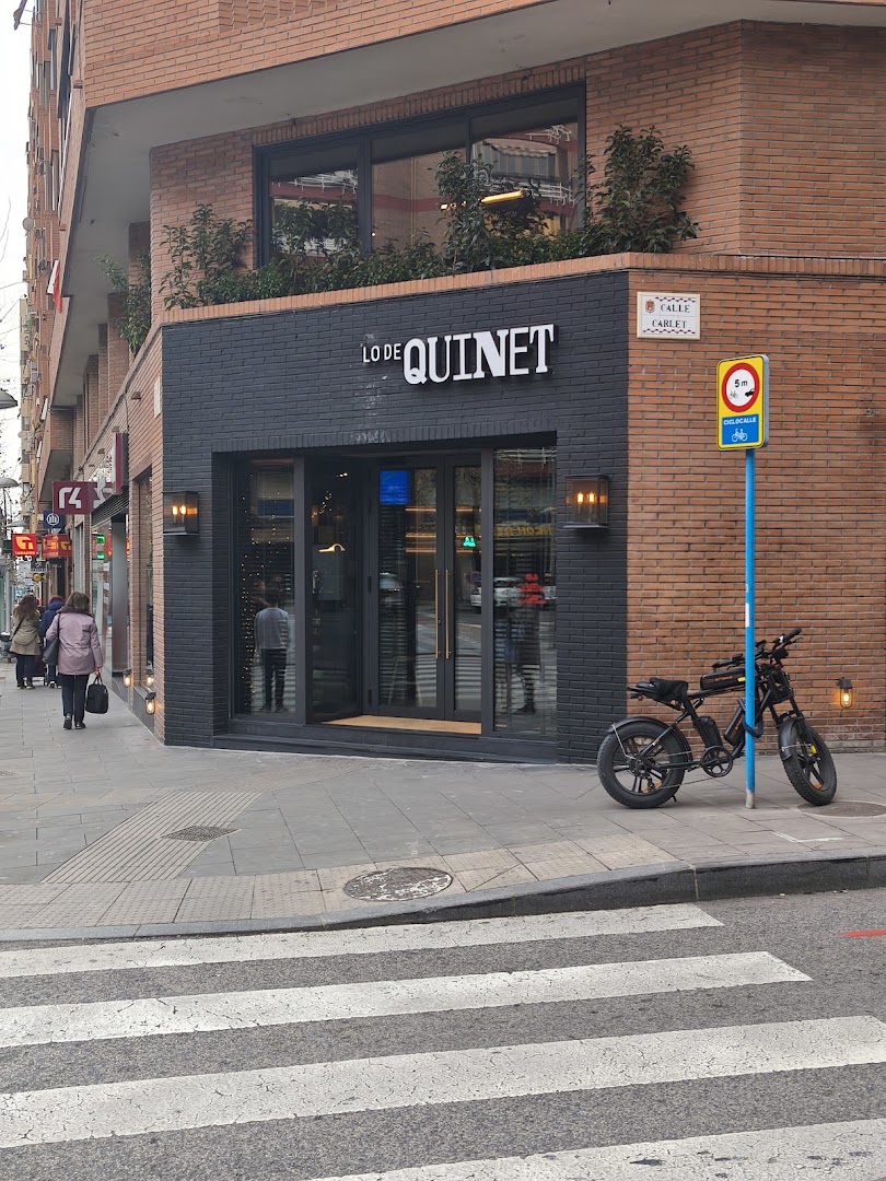 Lo de Quinet: clear exterior shot of restaurant