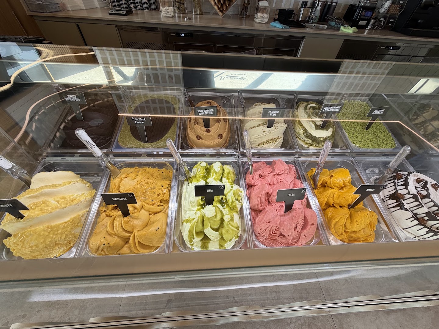 Lucciano's Alicante: clear display of ice cream products
