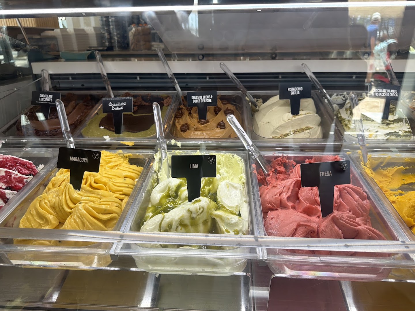 Lucciano's Alicante: appetizing display of gelato products