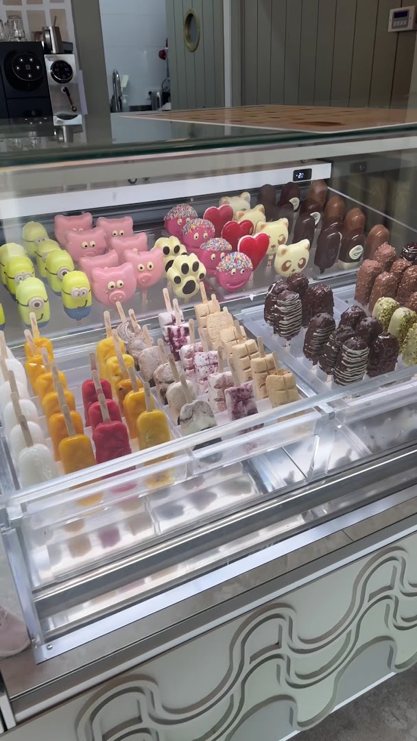 Lucciano's Alicante: clear display of shop products