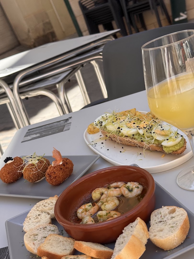 Marimar: appetizing food and drink presentation