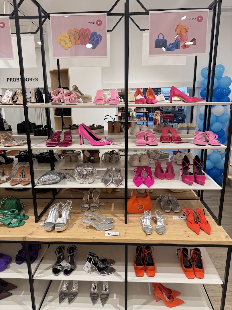 Moda re-: clear display of shop products