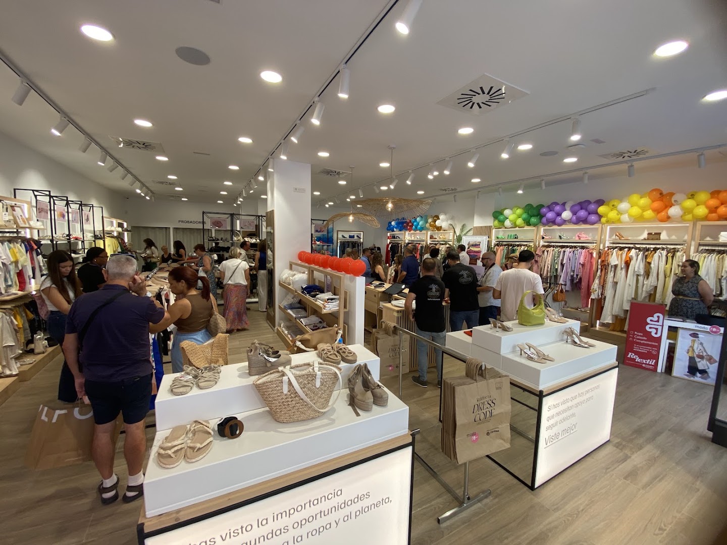 Moda re-: shop interior and products