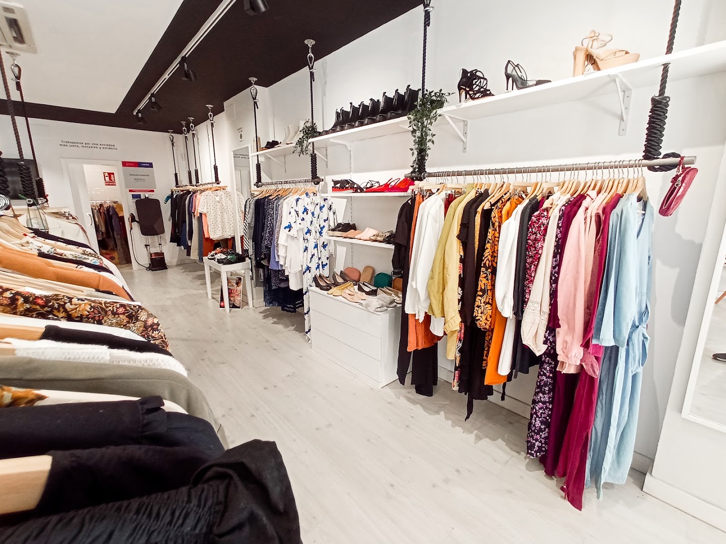 Moda re-: clear shop interior and products