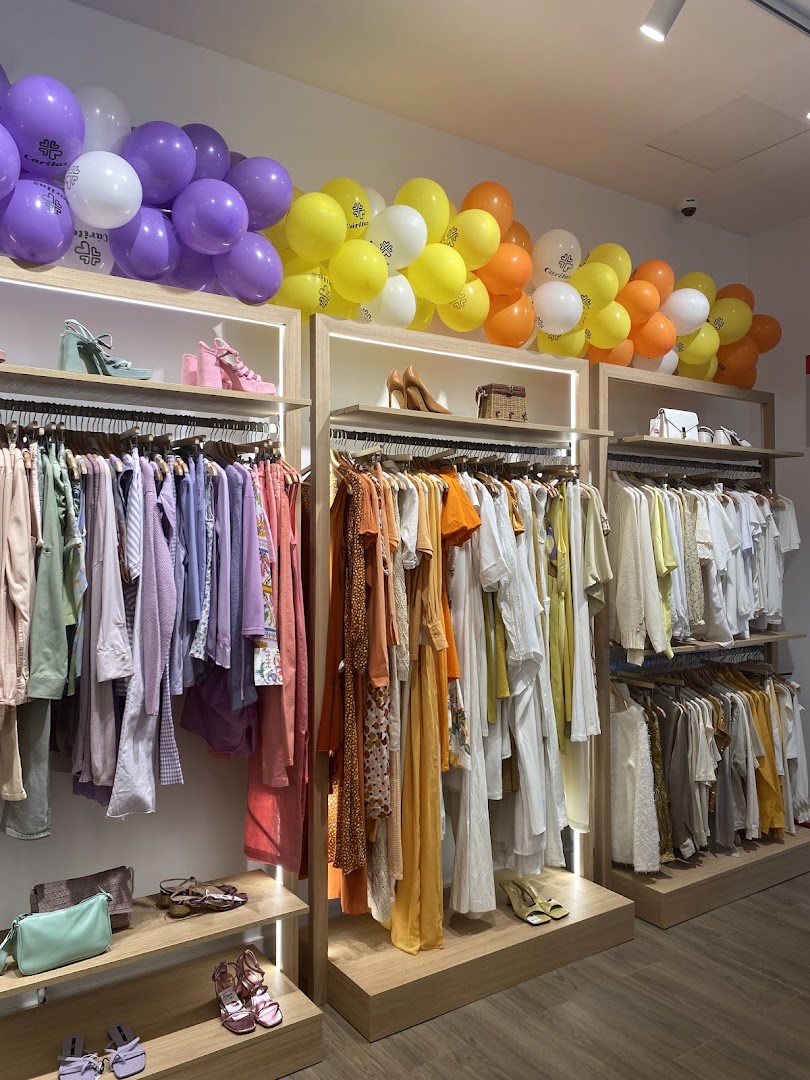 Moda re-: clear display of shop products