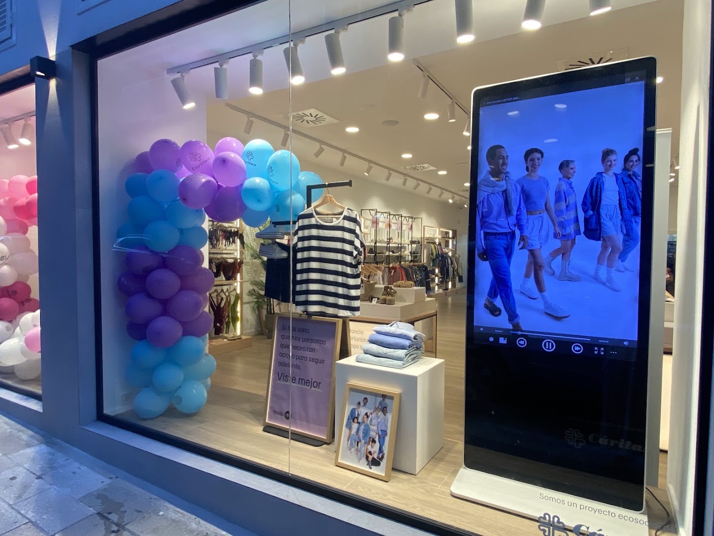 Moda re-: clear view of shop interior