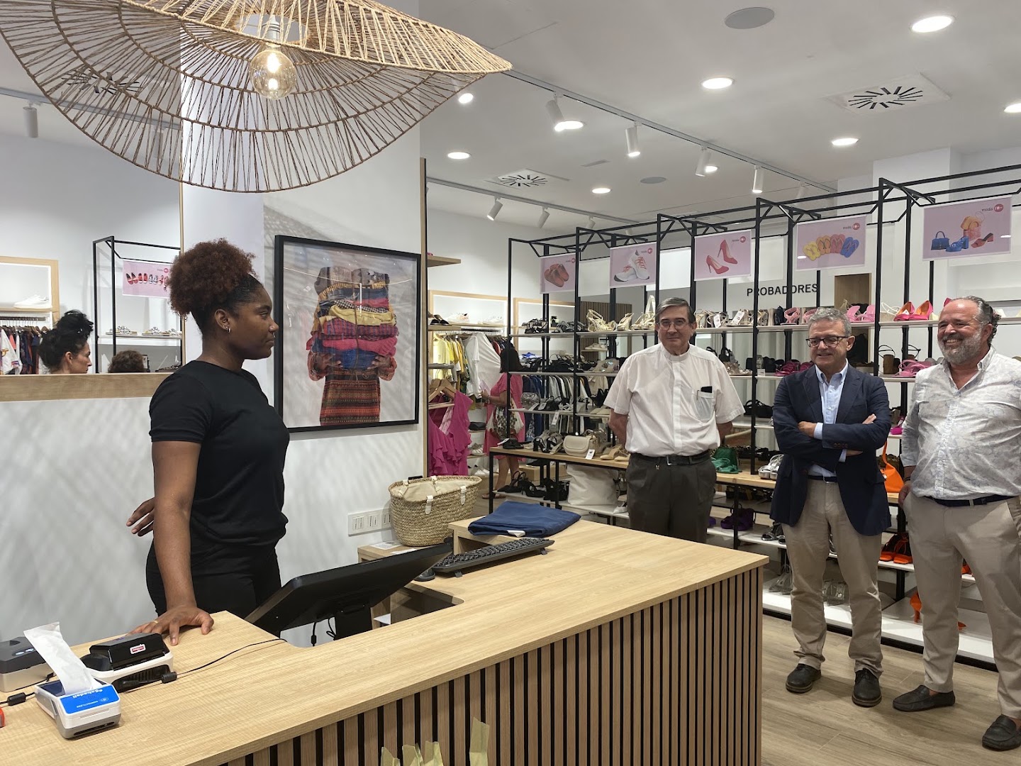 Moda re-: clear shop interior and staff