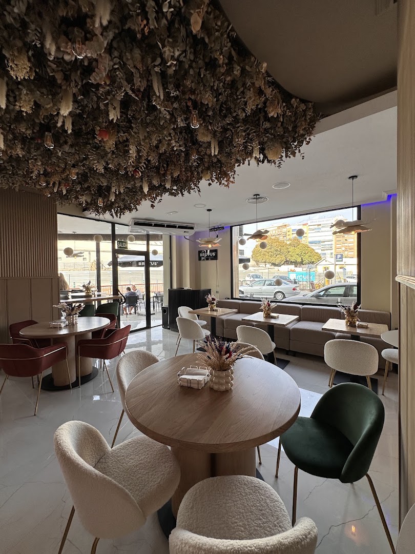 Station Vibes Brunch & Lounge: attractive, well-lit interior atmosphere