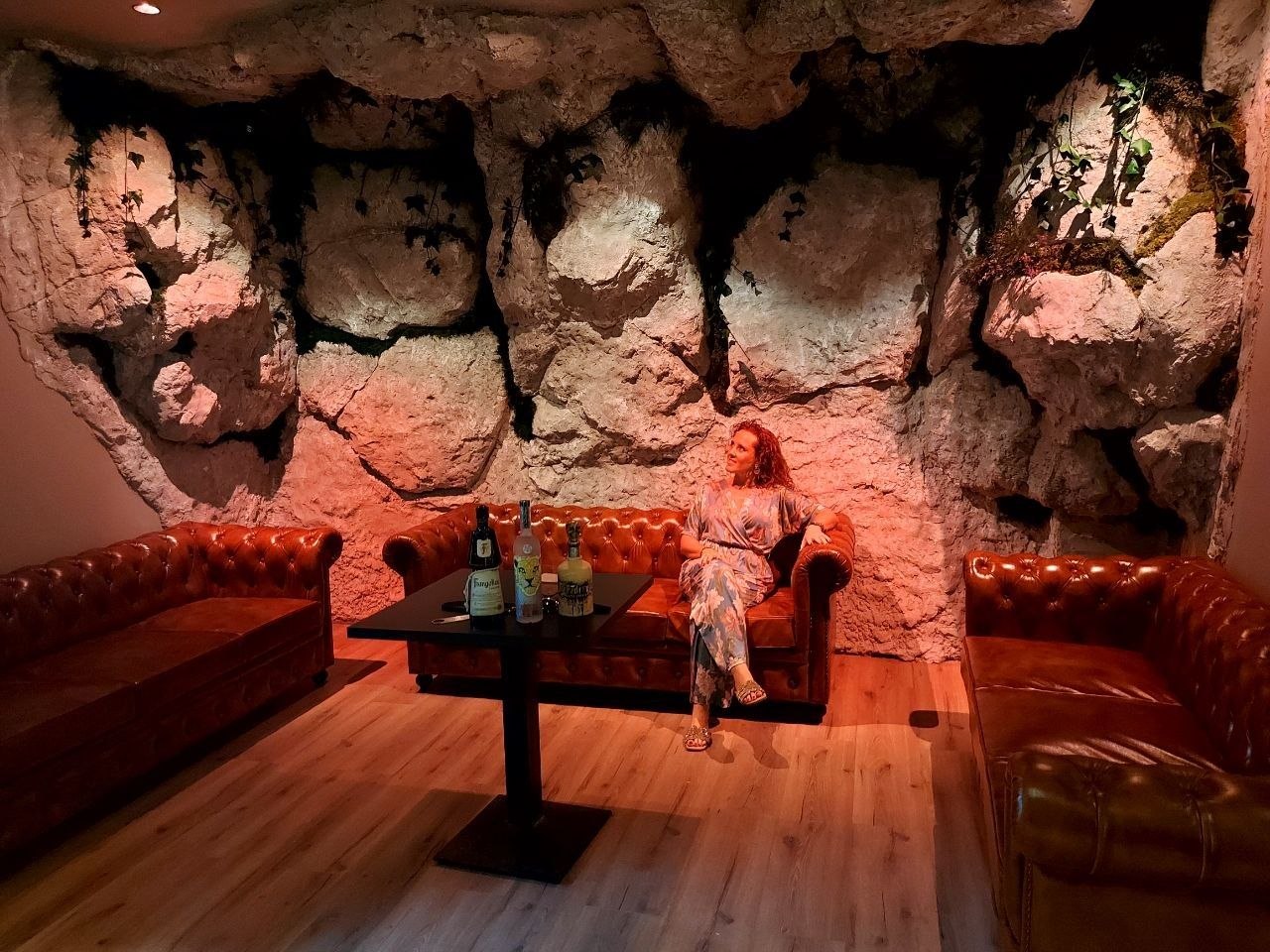 Sylvarum Cocktail Bar: attractive bar interior atmosphere