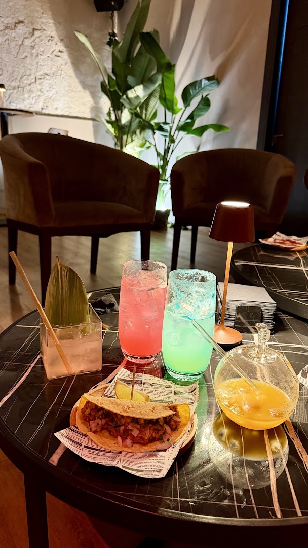 Sylvarum Cocktail Bar: appealing drinks and food presentation