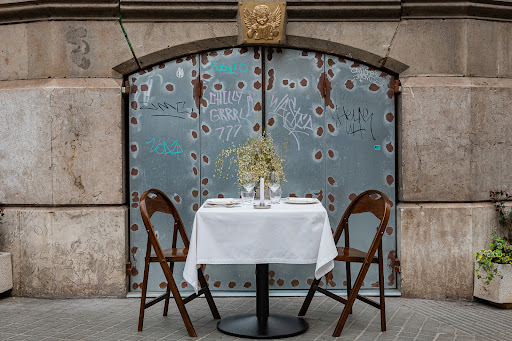 Franca: attractive and professional restaurant setting