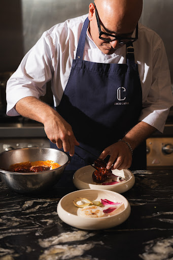 Fronda Pasaje: professional chef plating food