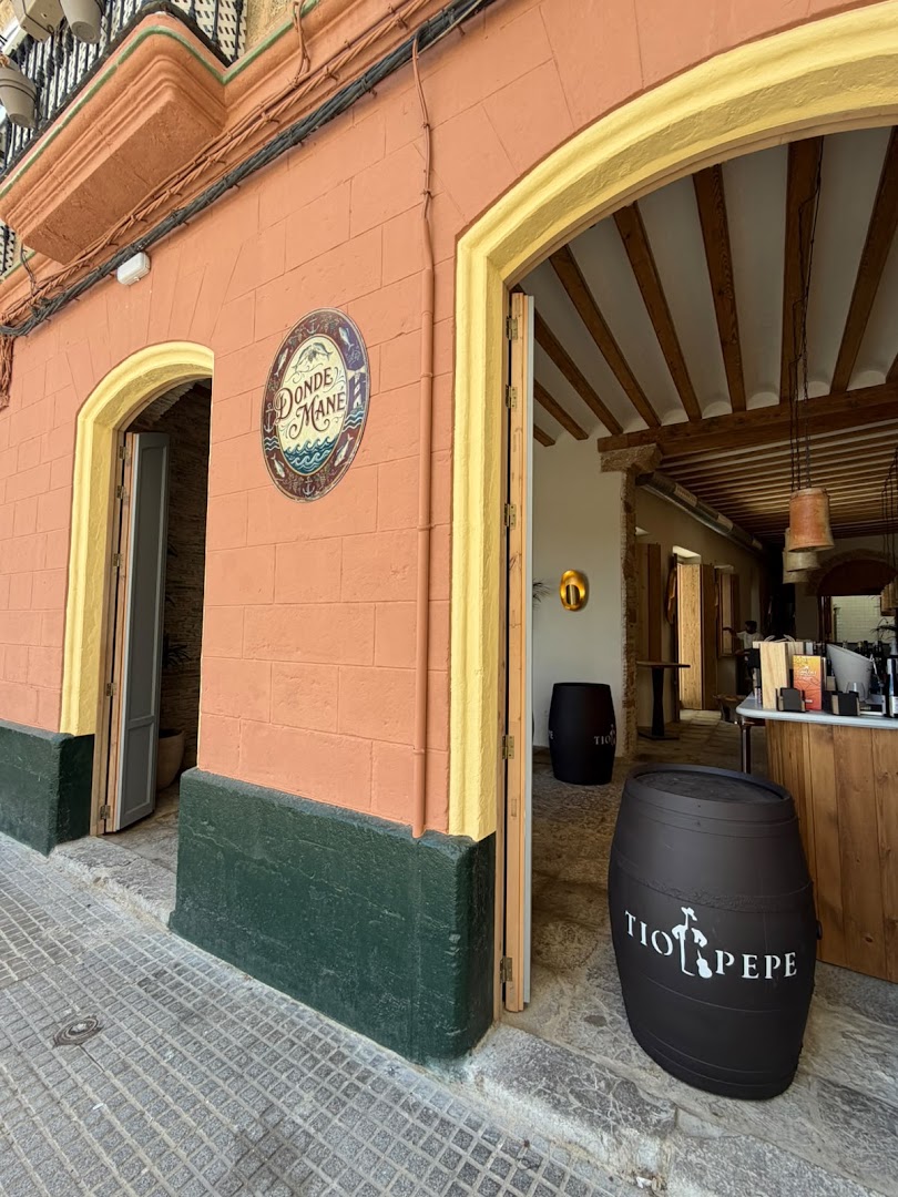 Donde Mané: clear, inviting exterior of venue