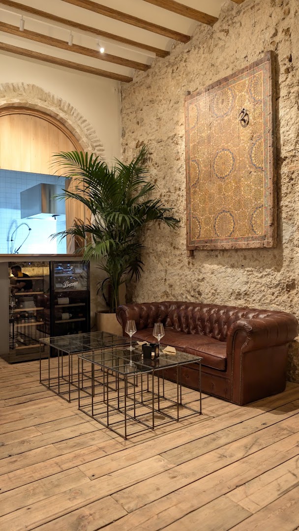 Donde Mané: attractive venue interior atmosphere