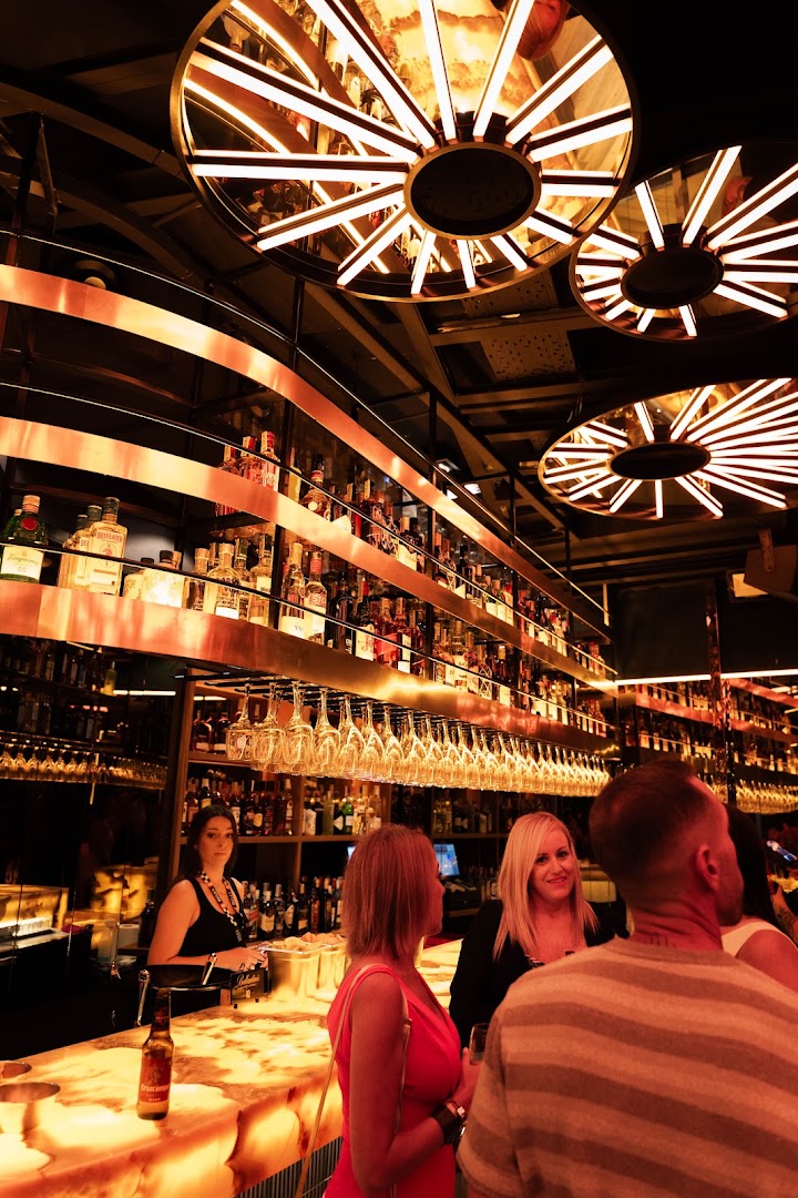 Essenzia: high quality, atmospheric bar shot