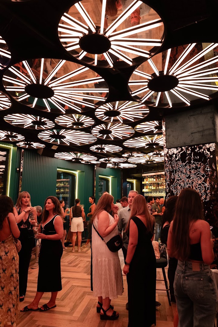 Essenzia: vibrant bar atmosphere well