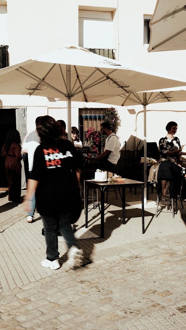 Hola Terraza Bar: venue atmosphere and patrons