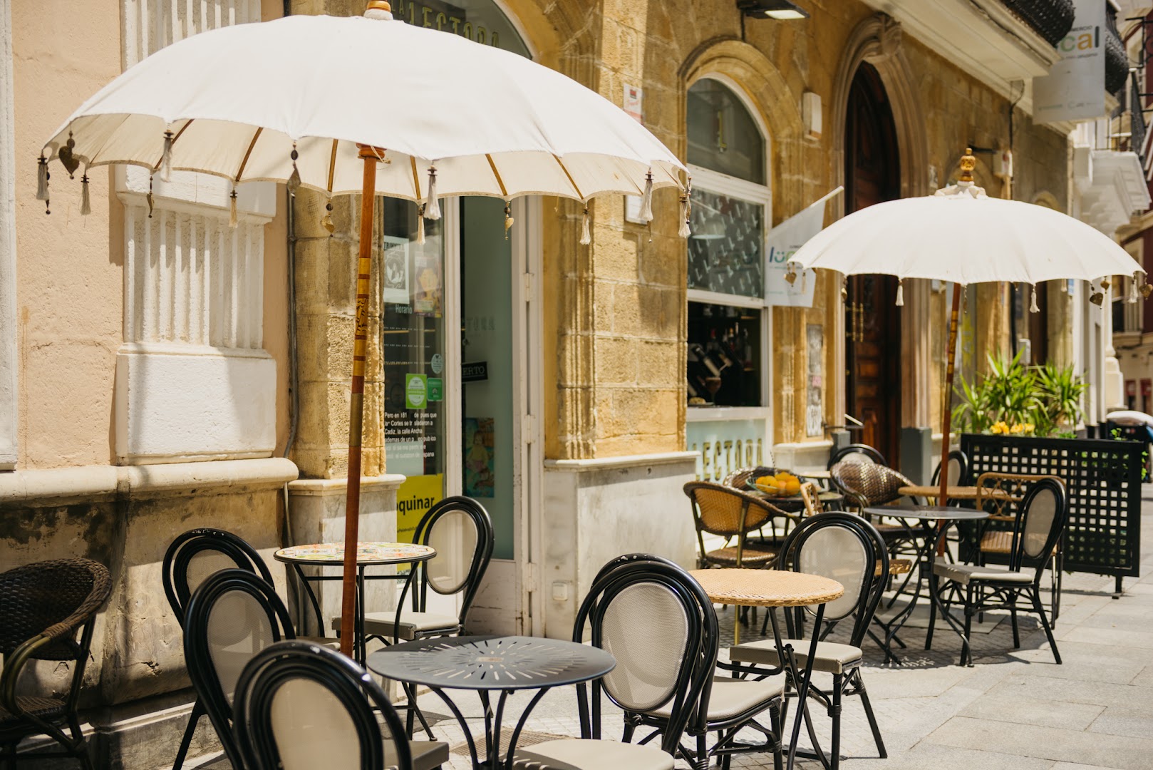 La Lectora: inviting and professional terrace shot