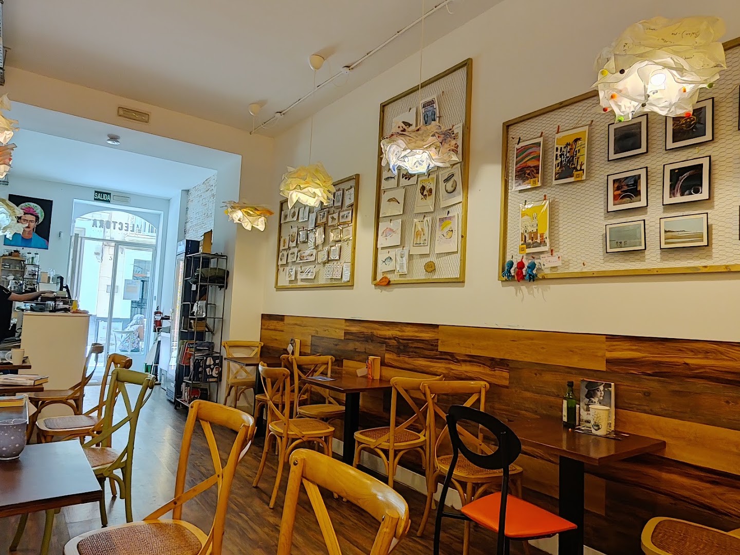 La Lectora: clear, inviting interior atmosphere