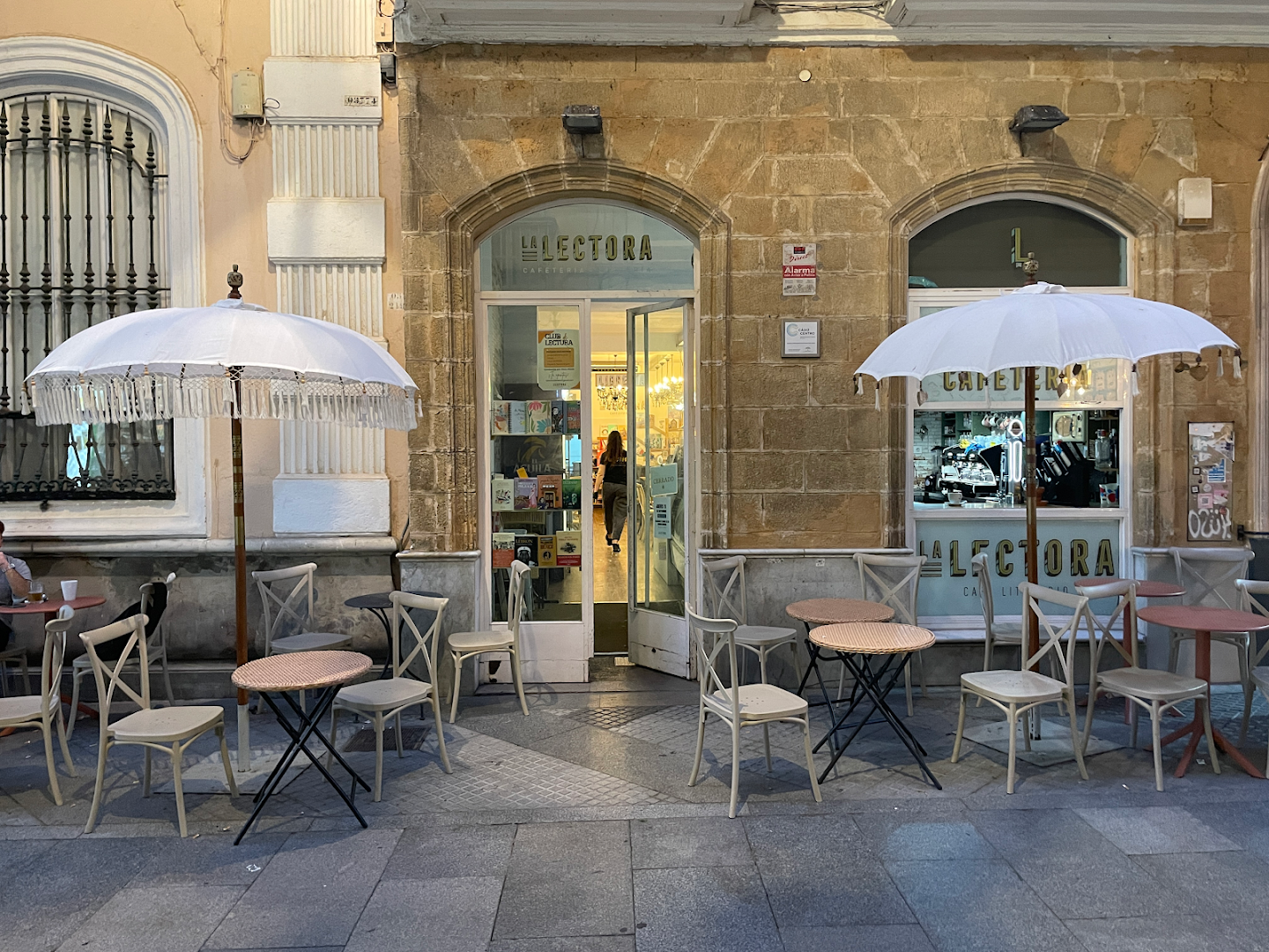 La Lectora: inviting exterior terrace photo