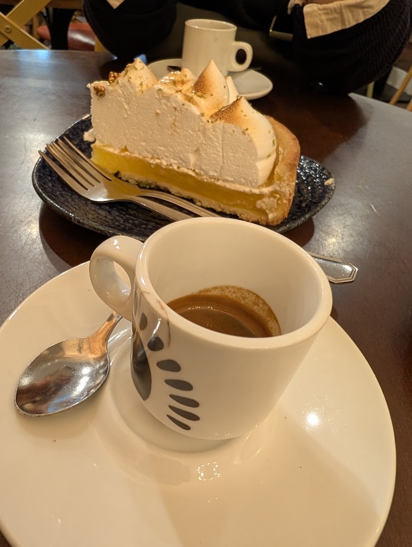 La Lectora: appetizing food and coffee presentation