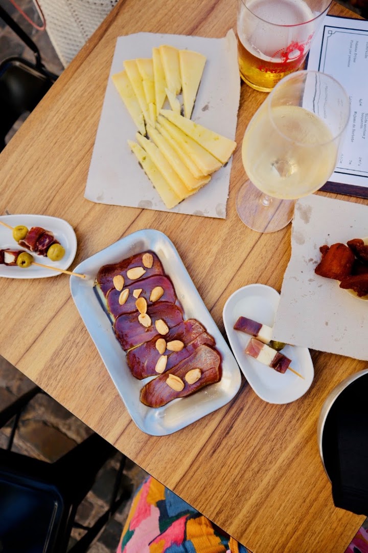 La Viñera: appetizing food and drink presentation