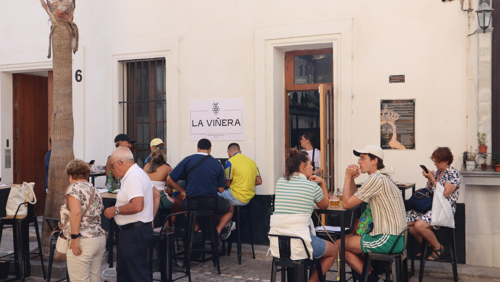La Viñera: venue atmosphere and patrons