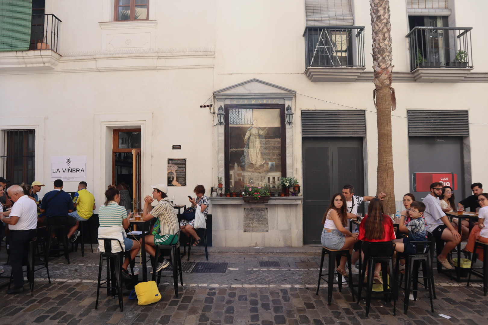 La Viñera: venue atmosphere and patrons