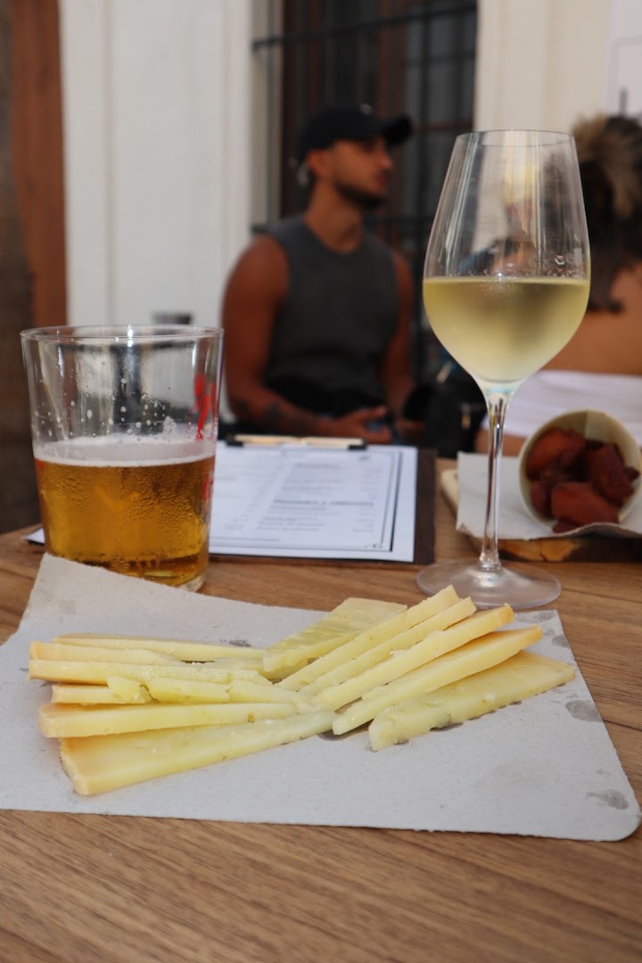La Viñera: appetizing food and drink presentation