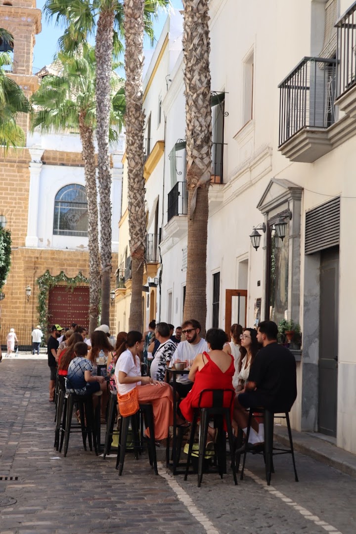 La Viñera: inviting atmosphere with happy patrons