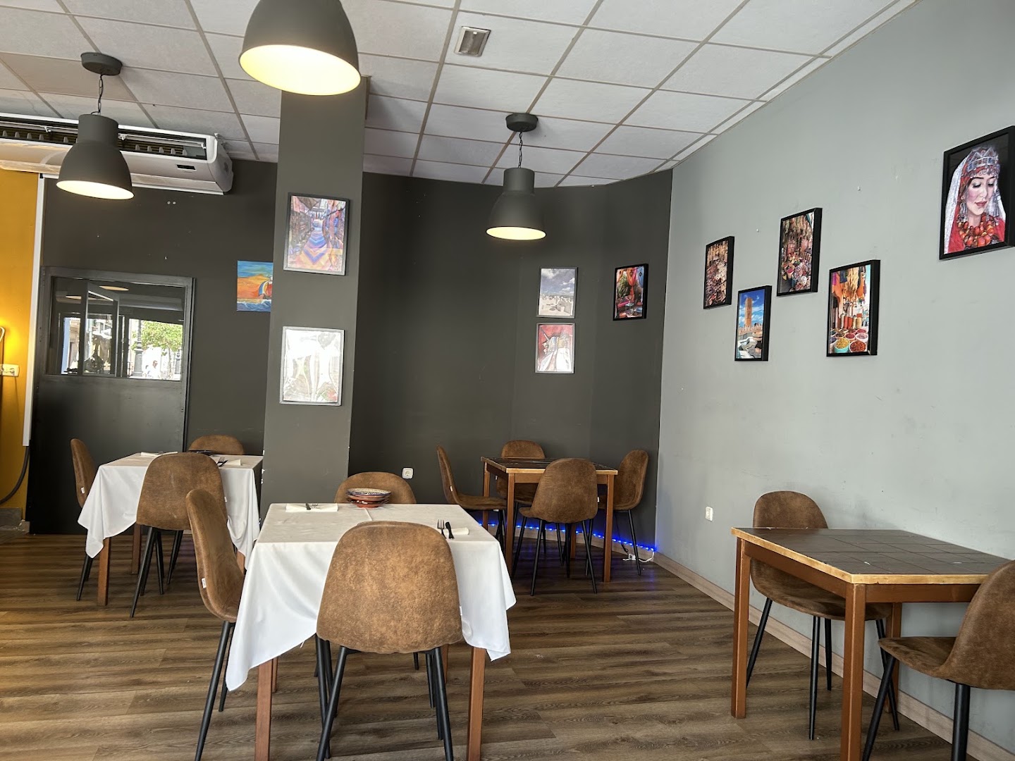 Pócimas: clear view of restaurant interior