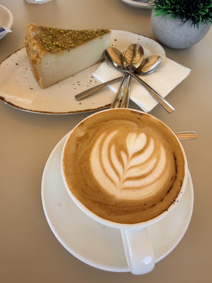 The Singular Coffee: appetizing coffee and cake presentation