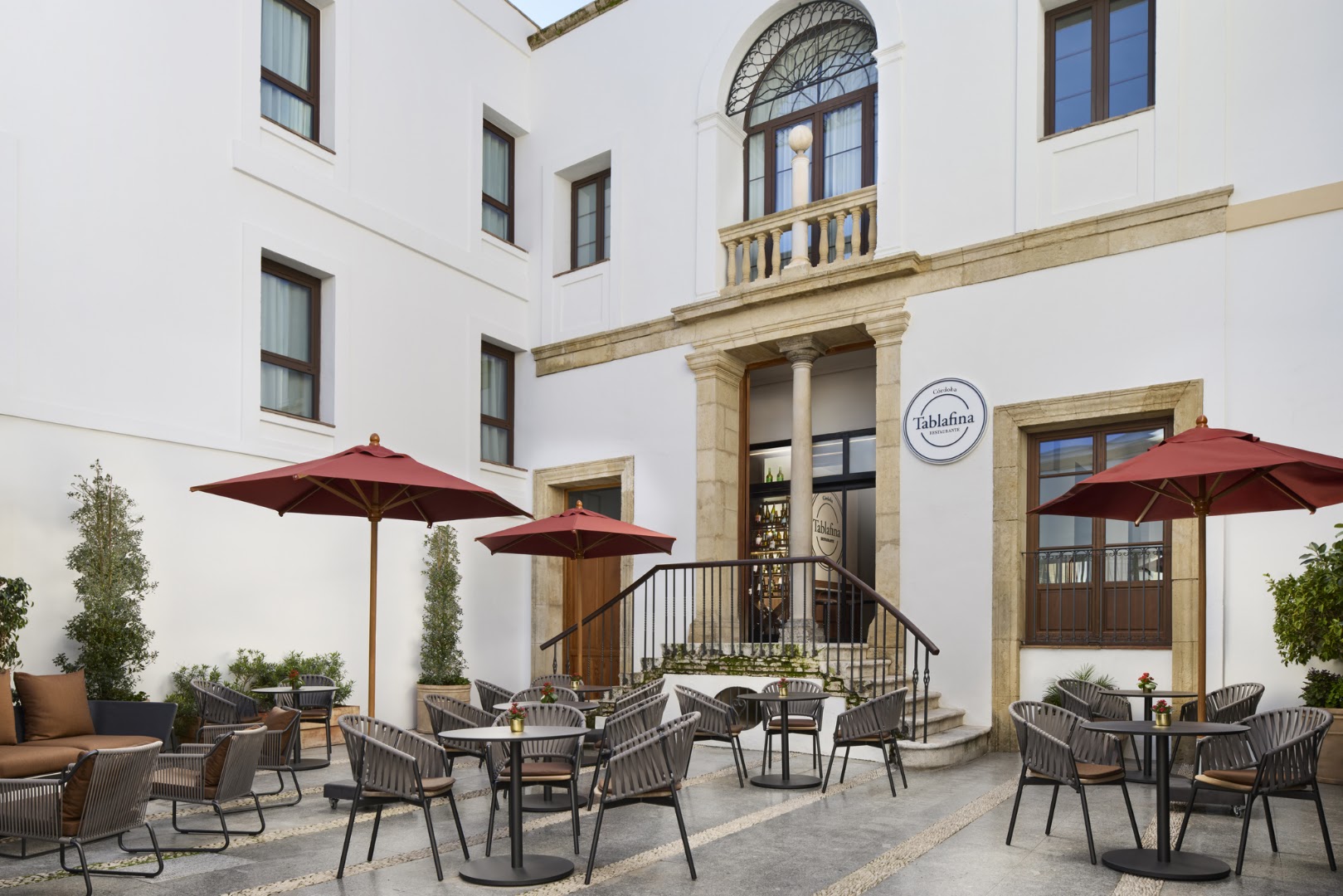 Tablafina: professional photo of restaurant terrace