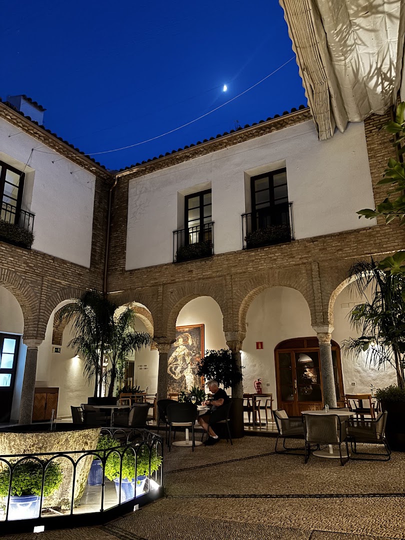 Tablafina: beautiful atmospheric courtyard dining scene