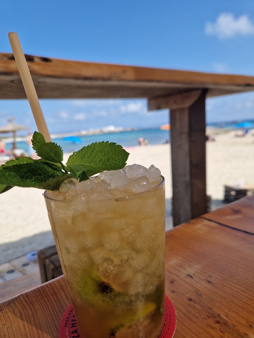Briss: appealing cocktail with beach view