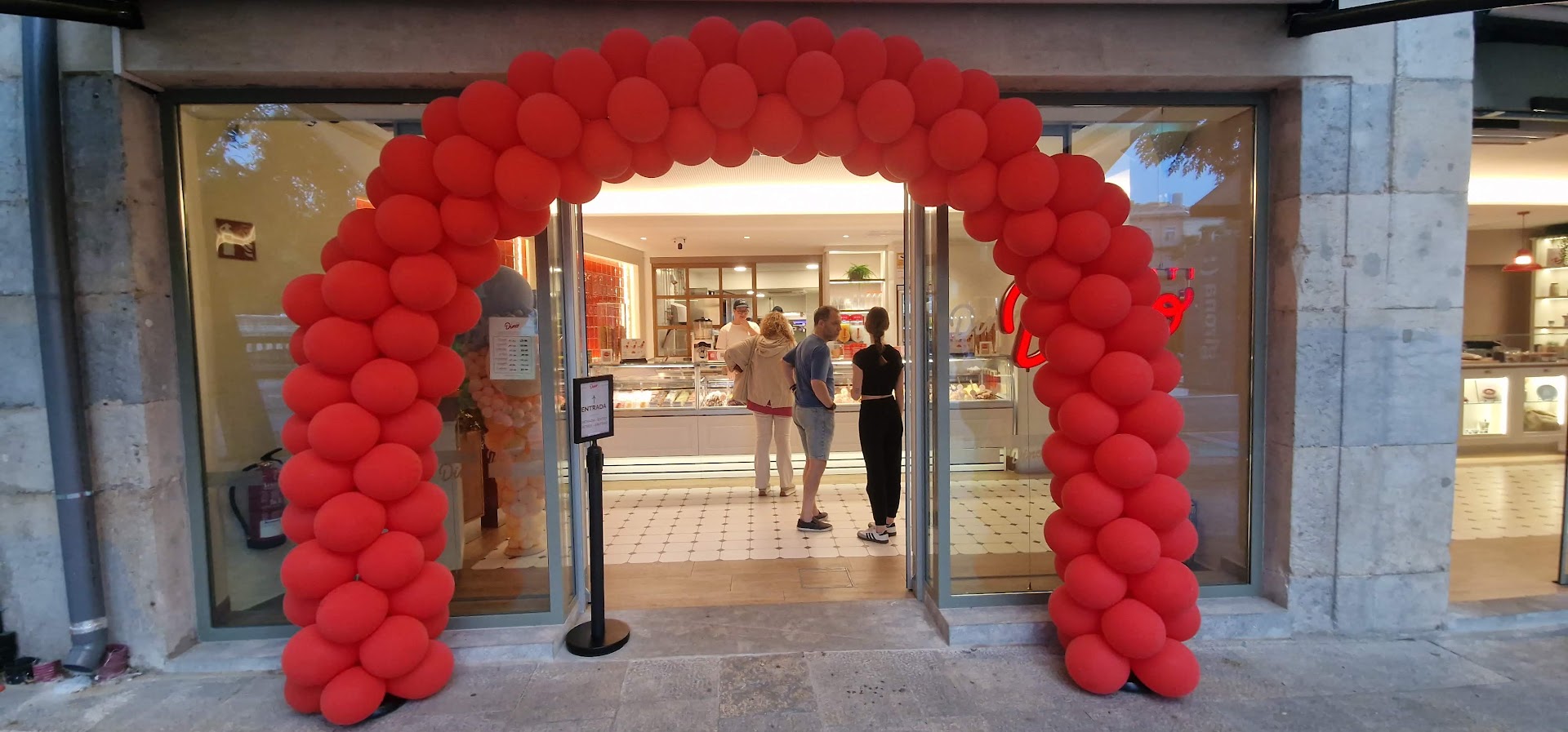 Gelati Dino: clear view of venue entrance