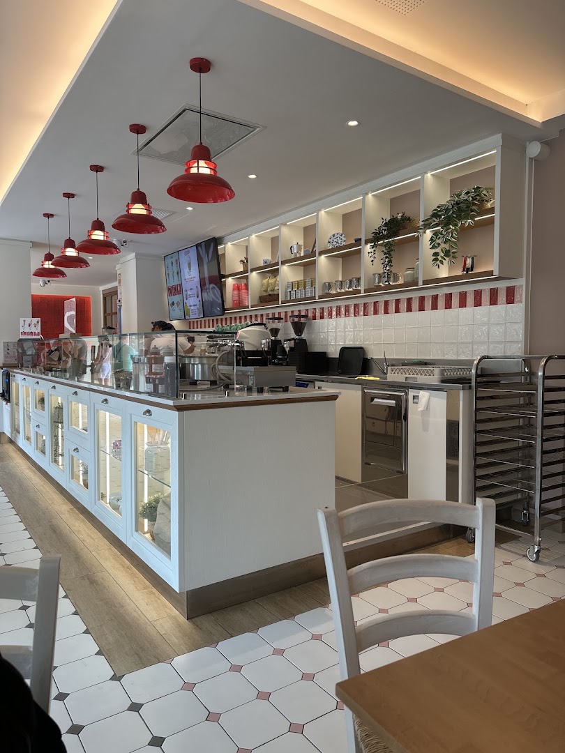 Gelati Dino: clear, professional interior shot