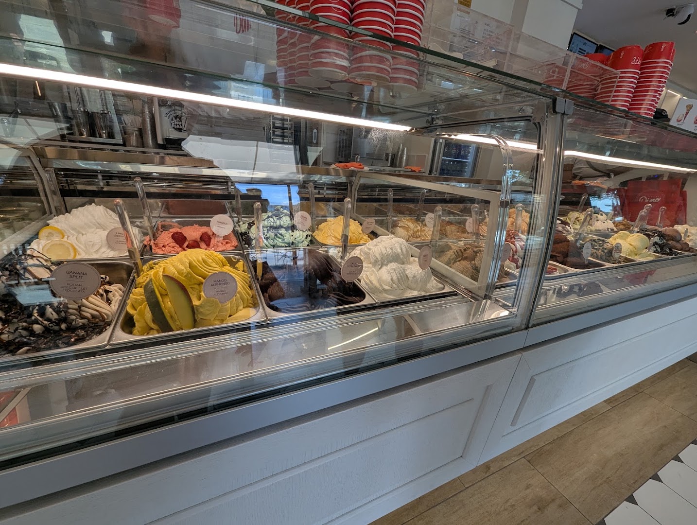Gelati Dino: clear display of gelato selection
