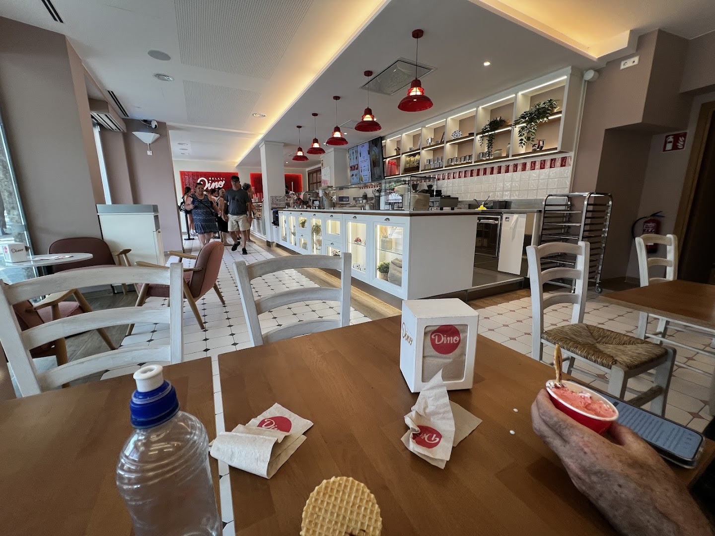 Gelati Dino: clear interior shot showing atmosphere
