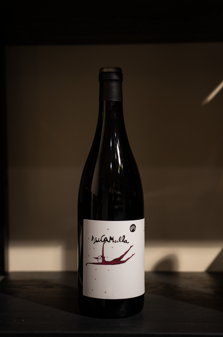 La Cantina: professional product shot of wine