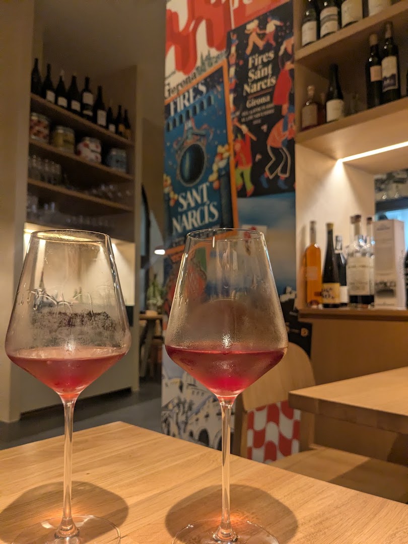 La Cantina: inviting atmosphere with drinks shown