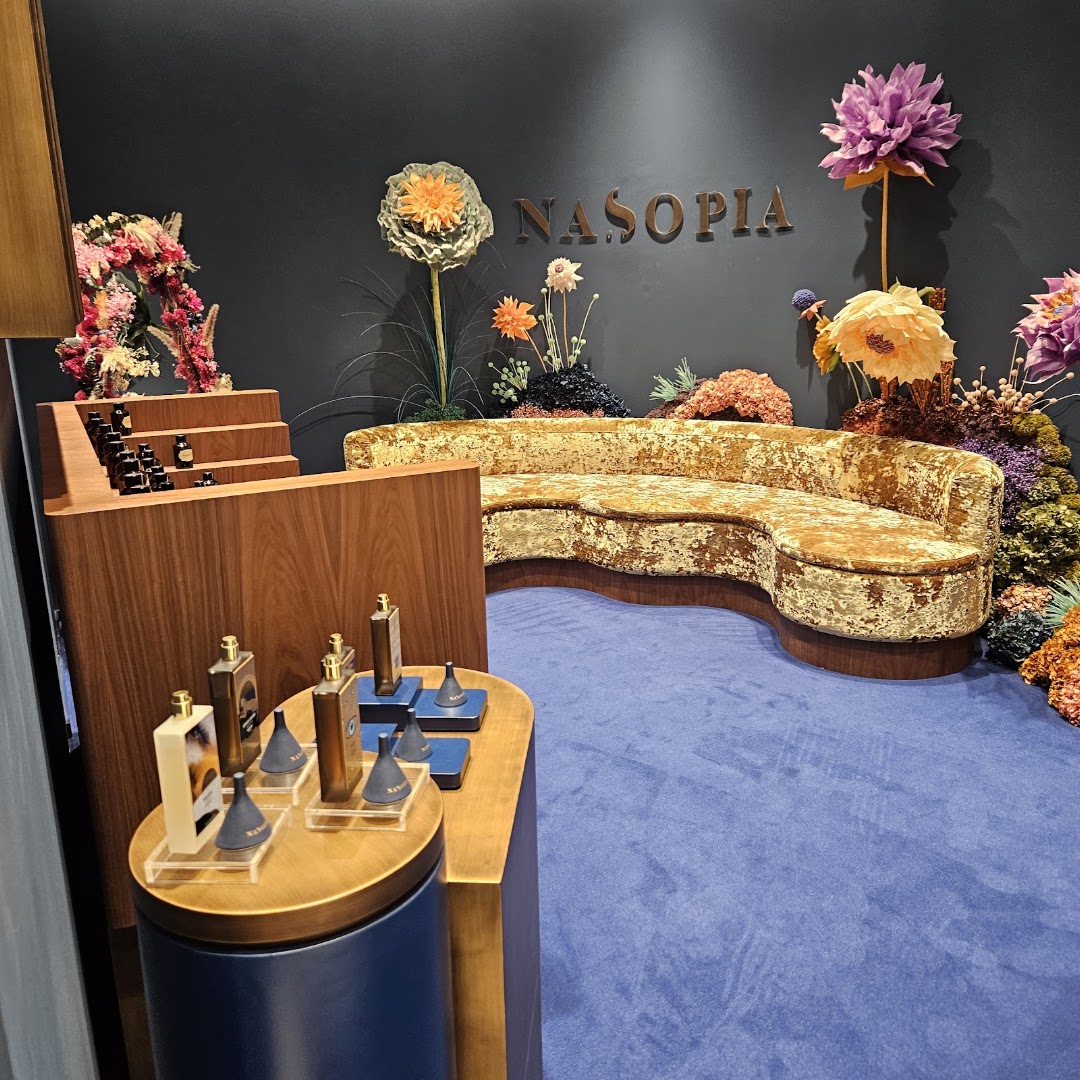 Nasopia: professional shop interior display photo