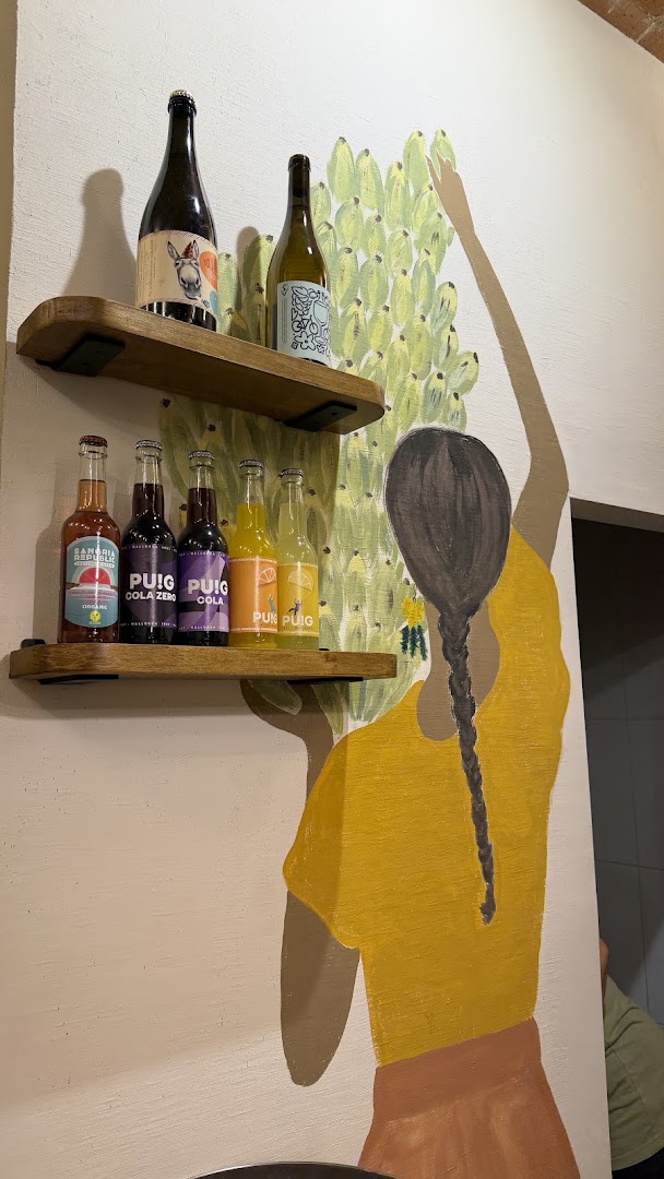 Petit Selva: attractive interior decor and display