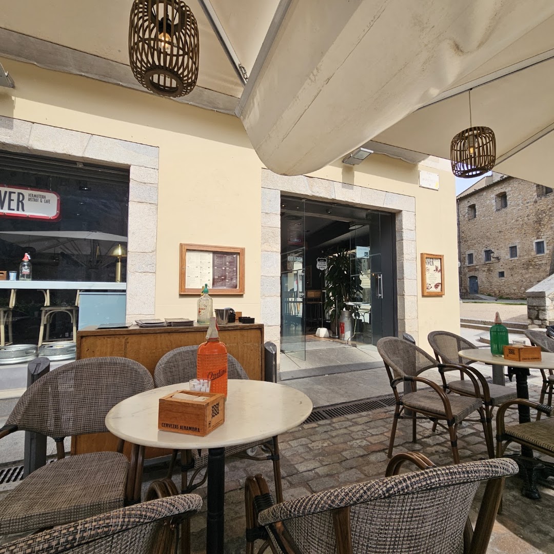 River Girona: clear, inviting terrace seating area