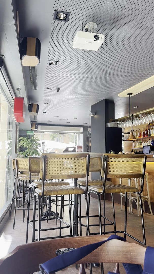 River Girona: clear interior shot of bar