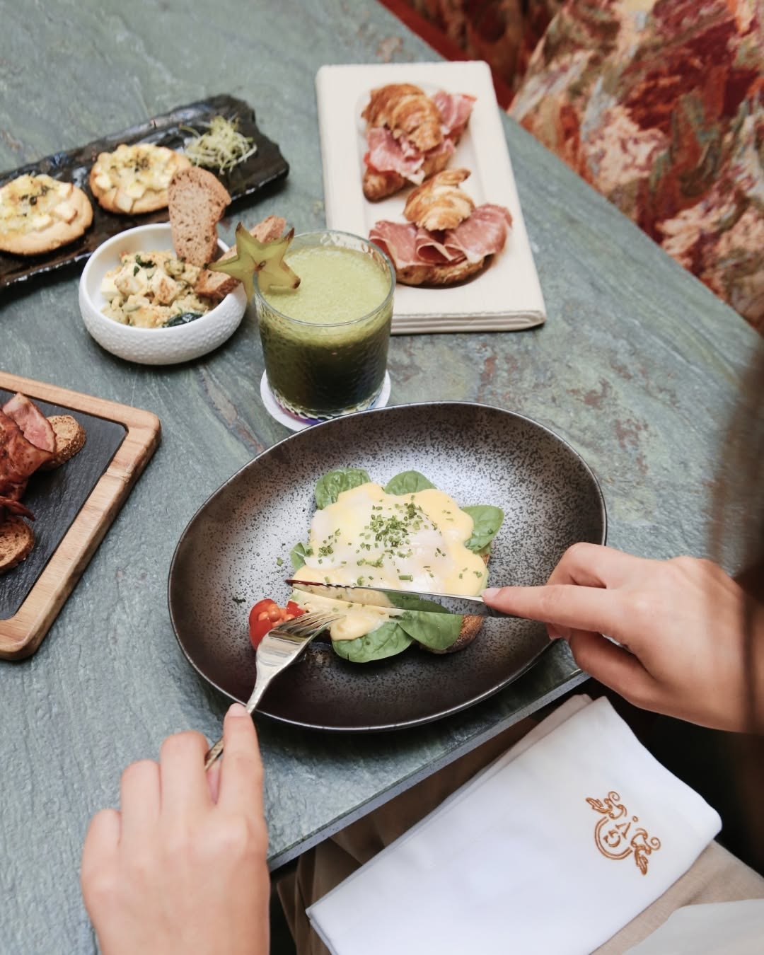 Miralba Rooftop Bar: appetizing food and drink presentation