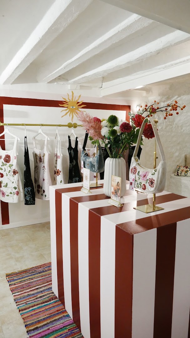 Laura Slings: attractive shop interior and products